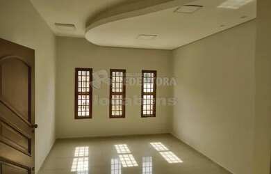 Imagem: A casa possui 3 Dormitórios, 3 Banheiros, 2 Vagas na garagem