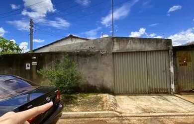 Imagem: A casa possui 2 Dormitórios, 1 Banheiro, 3 Vagas na garagem