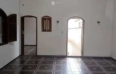 Imagem: A casa possui 3 Dormitórios, 2 Banheiros, 5 Vagas na garagem