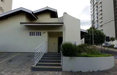 Imagem: A casa possui 1 Dormitório, 5 Banheiros, 3 Vagas na garagem