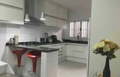 Imagem: A casa possui 2 Dormitórios, 2 Banheiros, 2 Vagas na garagem