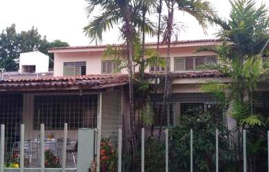 Imagem: A casa possui 5 Dormitórios, 5 Banheiros, 4 Vagas na garagem