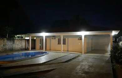 Imagem: A casa possui 3 Dormitórios, 2 Banheiros e está localizado