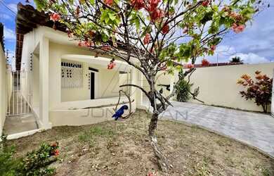 Imagem: A casa possui 4 Dormitórios, 3 Banheiros, 2 Vagas na garagem