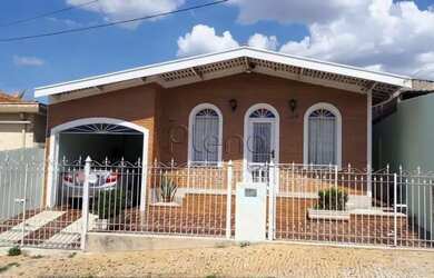 Imagem: A casa possui 2 Dormitórios, 2 Banheiros, 190m² de Área e