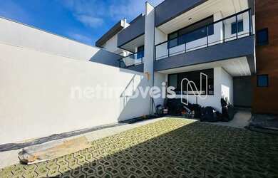 Imagem: A casa possui 3 Dormitórios, 3 Banheiros, 3 Vagas na garagem