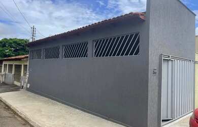 Imagem: A casa possui 3 Dormitórios, 2 Banheiros, 220m² de Área e