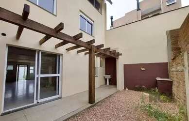 Imagem: A casa à venda possui 3 Dormitórios, 3 Banheiros, 2 Vagas