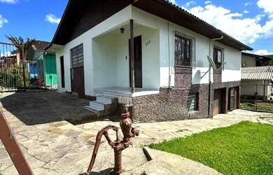 Imagem: A casa possui 5 Dormitórios, 2 Banheiros, 3 Vagas na garagem