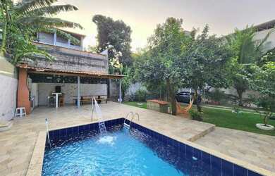 Imagem: A casa possui 4 Dormitórios, 2 Banheiros, 5 Vagas na garagem