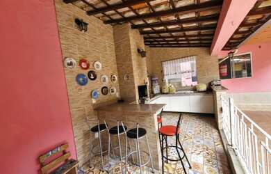 Imagem: A casa possui 3 Dormitórios, 3 Banheiros, 5 Vagas na garagem