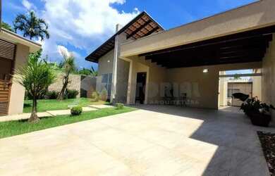 Imagem: A casa possui 3 Dormitórios, 1 Banheiro, 4 Vagas na garagem