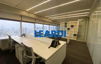 Imagem: O depósito possui 5 Vagas na garagem e 383m² de Área e está