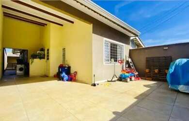 Imagem: A casa possui 2 Dormitórios, 1 Banheiro, 2 Vagas na garagem