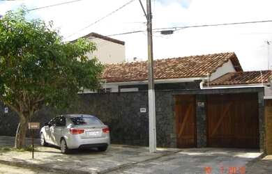 Imagem: A casa possui 4 Dormitórios, 4 Banheiros, 2 Vagas na garagem