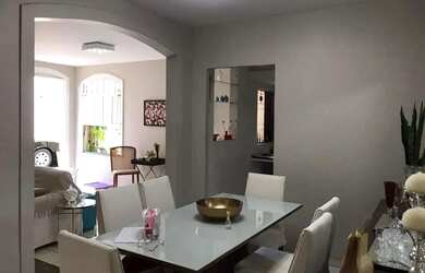 Imagem: A casa possui 3 Dormitórios, 1 Banheiro, 2 Vagas na garagem