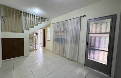 Imagem: O depósito possui 2 Vagas na garagem, 148m² de Área e está