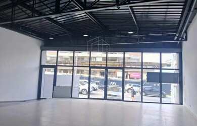 Imagem: O depósito possui 3 Vagas na garagem, 350m² de Área e está