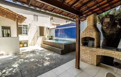 Imagem: A casa possui 2 Dormitórios, 1 Banheiro, 1 Vaga na garagem