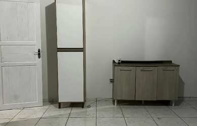 Imagem: A casa possui 1 Dormitório, 1 Banheiro, 1 Vaga na garagem