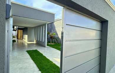 Imagem: A casa possui 3 Dormitórios, 2 Banheiros, 3 Vagas na garagem