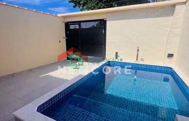 Imagem: A casa possui 3 Dormitórios, 2 Banheiros, 2 Vagas na garagem