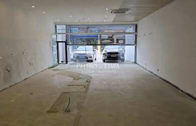 Imagem: O depósito possui 2 Vagas na garagem e 160m² de Área e está