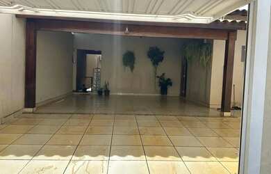 Imagem: A casa possui 3 Dormitórios, 4 Banheiros, 300m² de Área e