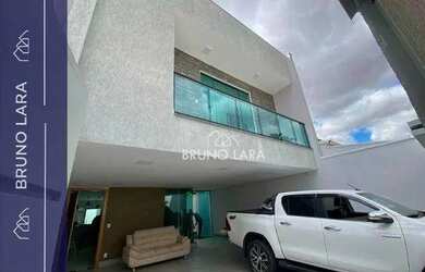 Imagem: A casa à venda possui 3 Dormitórios, 3 Banheiros, 4 Vagas