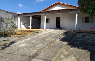 Imagem: A casa possui 4 Dormitórios, 2 Banheiros, 2 Vagas na garagem