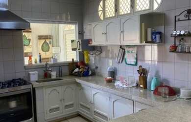 Imagem: A casa possui 3 Dormitórios, 3 Banheiros, 2 Vagas na garagem