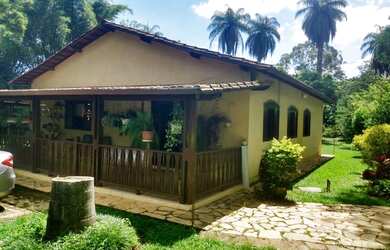 Imagem: A casa possui 3 Dormitórios, 2 Banheiros, 5 Vagas na garagem