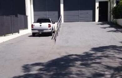 Imagem: O depósito possui 3 Vagas na garagem e 800m² de Área e está