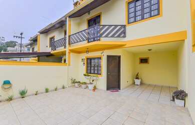 Imagem: A casa possui 3 Dormitórios, 2 Banheiros, 3 Vagas na garagem