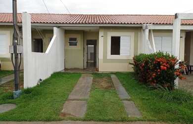 Imagem: A casa em condomínio possui 2 Dormitórios, 1 Banheiro, 2 Vagas