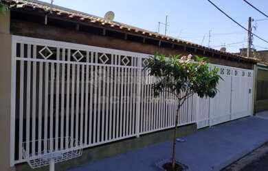 Imagem: A casa possui 3 Dormitórios, 1 Banheiro, 2 Vagas na garagem