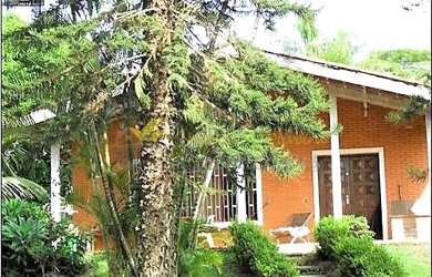 Imagem: A casa possui 3 Dormitórios, 2 Banheiros, 5 Vagas na garagem