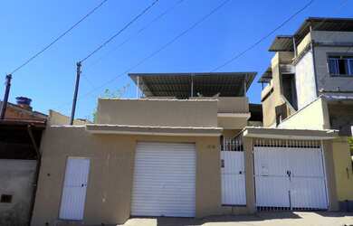 Imagem: A casa possui 3 Dormitórios, 1 Banheiro, 1 Vaga na garagem