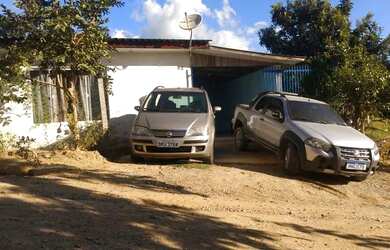 Imagem: A casa possui 2 Dormitórios e 2 Vagas na garagem e está localizado