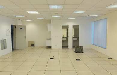 Imagem: O depósito possui 3 Vagas na garagem, 87m² de Área e está