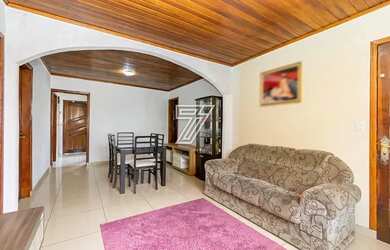 Imagem: A casa possui 3 Dormitórios, 1 Banheiro, 2 Vagas na garagem