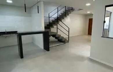 Imagem: A casa possui 3 Dormitórios, 3 Banheiros e 450m² de Área