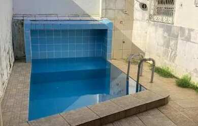 Imagem: A casa possui 3 Dormitórios, 2 Banheiros, 1 Vaga na garagem