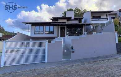 Imagem: A casa possui 4 Dormitórios, 3 Banheiros, 4 Vagas na garagem