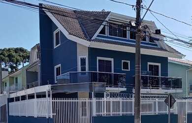 Imagem: A casa possui 3 Dormitórios, 4 Banheiros, 2 Vagas na garagem