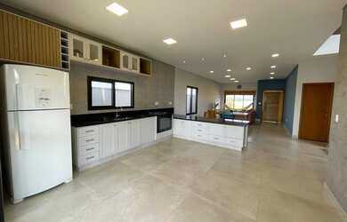 Imagem: A casa em condomínio possui 4 Dormitórios, 4 Banheiros, 4