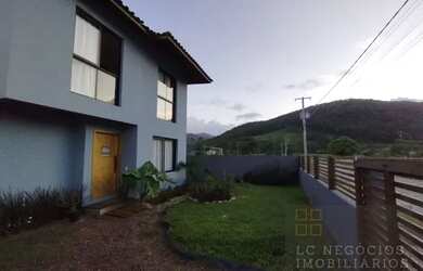 Imagem: A casa possui 3 Dormitórios, 1 Banheiro, 4 Vagas na garagem