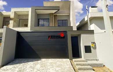 Imagem: A casa possui 3 Dormitórios, 3 Banheiros, 4 Vagas na garagem