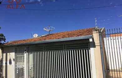 Imagem: A casa possui 3 Dormitórios, 1 Banheiro, 2 Vagas na garagem