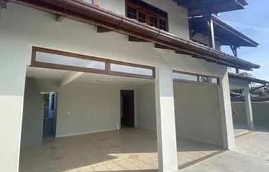 Imagem: A casa possui 3 Dormitórios, 3 Banheiros, 2 Vagas na garagem